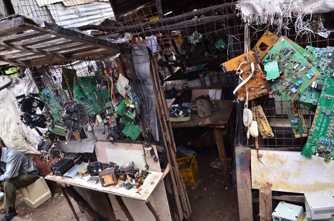 Схемные платы в ремонтной мастерской электронного оборудования в Найроби, Кения. Фото: Kyle Wiens
